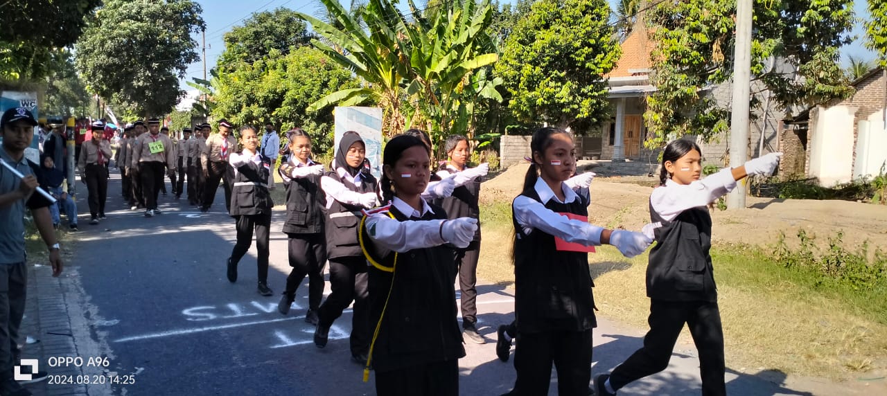 Sekolah Penggerak SMP 17 Agustus 1945-1 Muncar Ikuti Lomba Gerak Jalan Tingkat SMP di Kecamatan Muncar