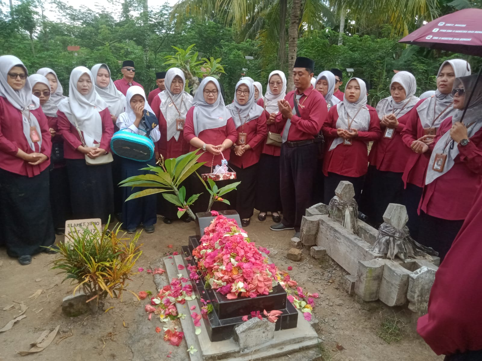 Tabur Bunga di Makam Pendiri Yayasan