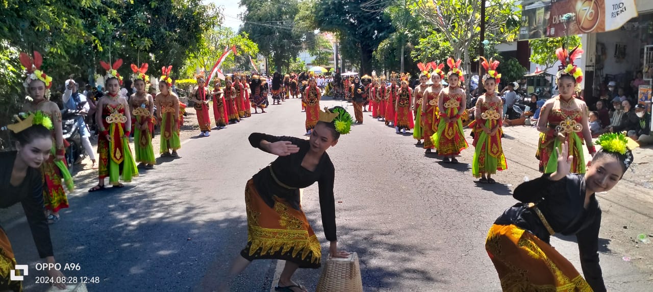 Sekolah Penggerak SMP 17 Agustus 1945-1 Muncar Ikut Memeriahkan Karnaval Pelajar Tingkat SMP di Kecamatan Muncar