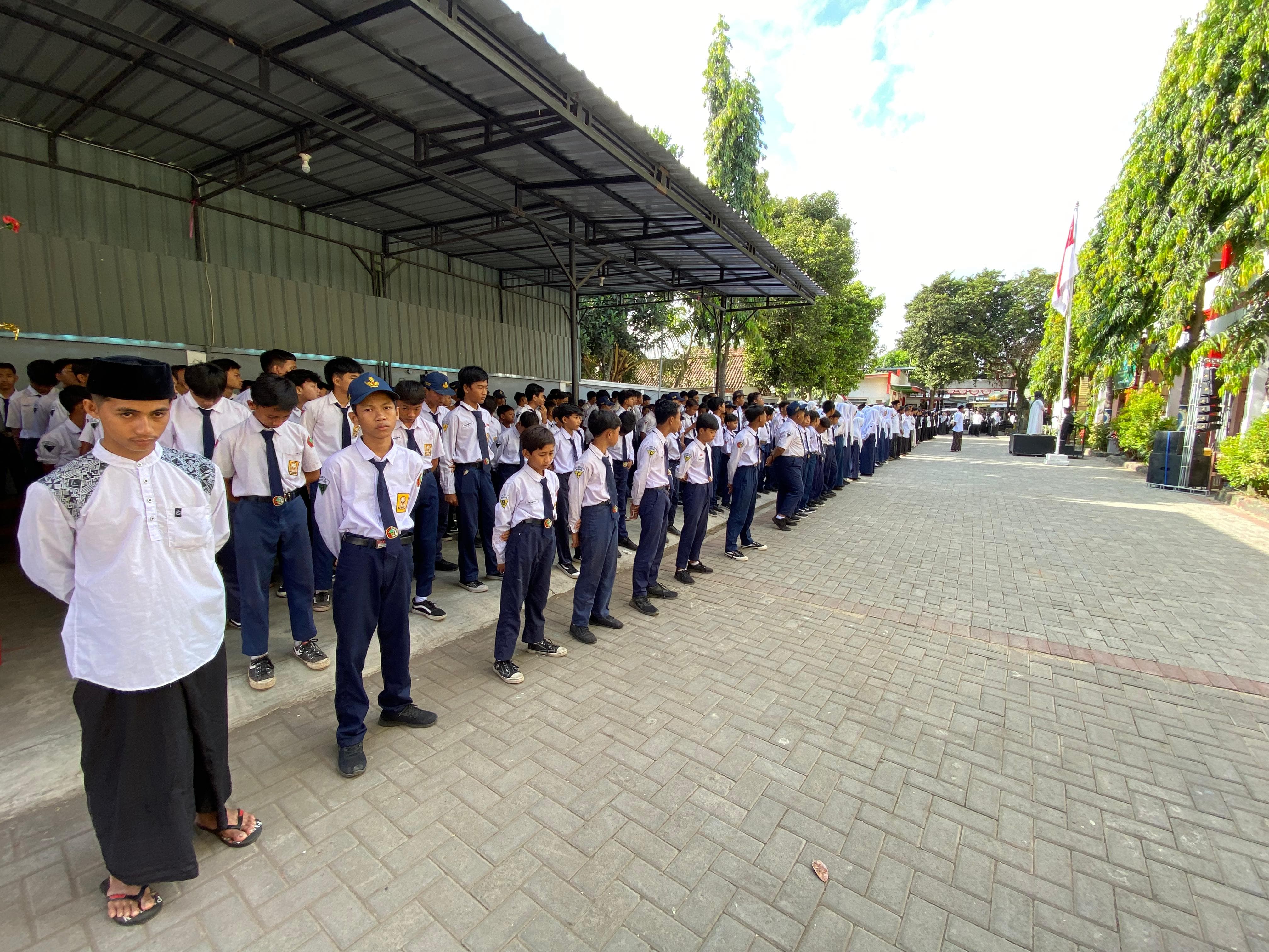 SMP 17 Agustus 1945-1 Muncar Gelar Peringatan Hari Santri Nasional dengan Apel dan Pembacaan Sholawat Bersama